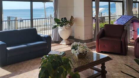 Apto 01 Dorm 1 suíte Frente Mar, em Cond com piscina pé na areia 🏖️🌅