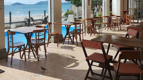 Apto 01 Dorm 1 suíte Frente Mar, em Cond com piscina pé na areia 🏖️🌅