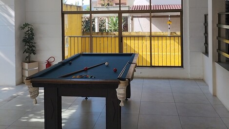 Apto 01 Dorm 1 suíte Frente Mar, em Cond com piscina pé na areia 🏖️🌅