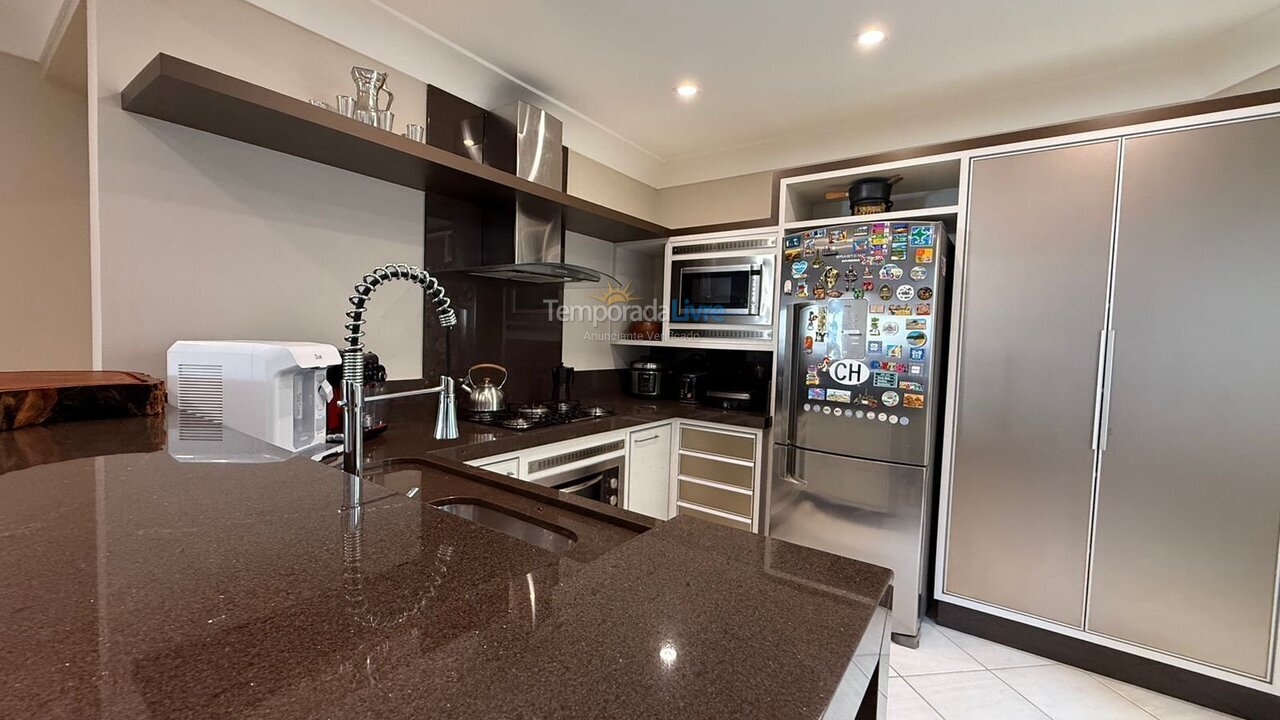 Chácara / sítio para aluguel de temporada em Bombinhas (Praia de Bombas)