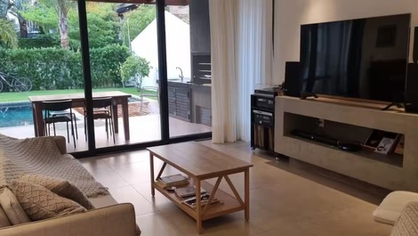 Casa de Alto Padrão em Jurerê Internacional