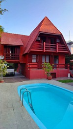 Vista a partir dos fundos com piscina