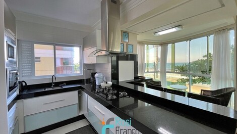 Apartamento de 3 suites frente al mar en Meia Praia, SC