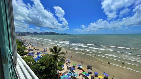 Apartamento 4 suítes frente mar Meia Praia SC