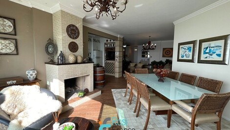 Apartamento 4 suítes frente mar Meia Praia SC