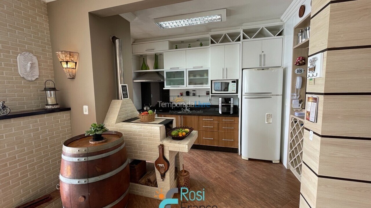 Apartamento para aluguel de temporada em Itapema (Meia Praia Frente Mar)