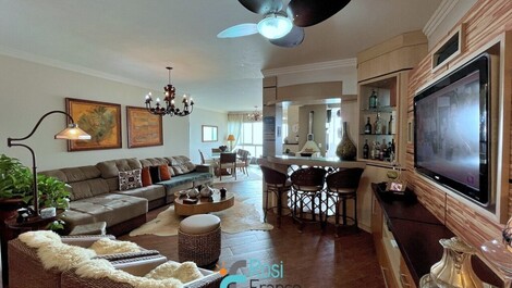 Apartamento 4 suítes frente mar Meia Praia SC