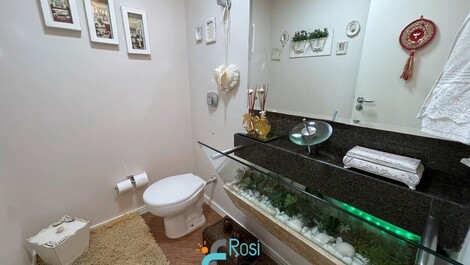 Apartamento 4 suítes frente mar Meia Praia SC