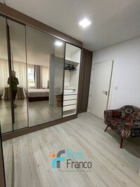 Apartment with 4 suites, ocean view, Meia Praia, SC