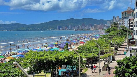Apartamento 4 dormitórios frente mar Meia Praia SC