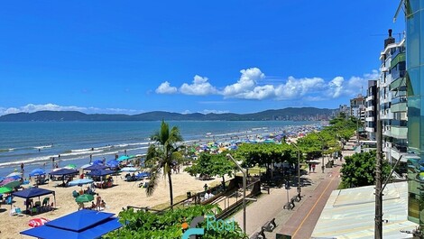 Apartamento 4 dormitórios frente mar Meia Praia SC