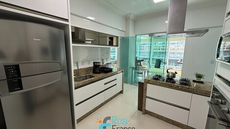 5 suite apartment with sea view, Meia Praia, SC.