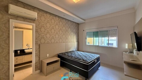 5 suite apartment with sea view, Meia Praia, SC.