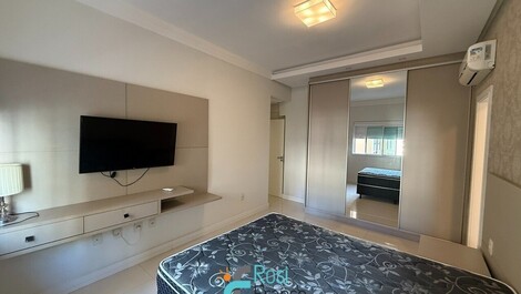 5 suite apartment with sea view, Meia Praia, SC.