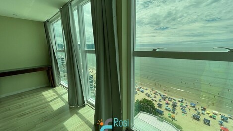 Apartamento 3 suítes vista mar Meia Praia SC