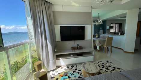 3-suite apartment facing the sea in Meia Praia SC