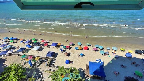 4-suite beachfront apartment in Meia Praia, SC