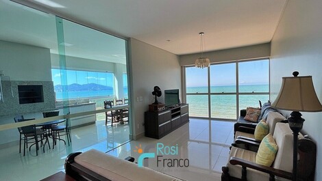 4-suite beachfront apartment in Meia Praia, SC
