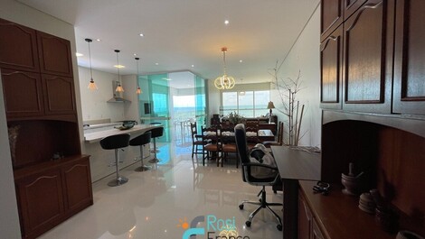 4-suite beachfront apartment in Meia Praia, SC