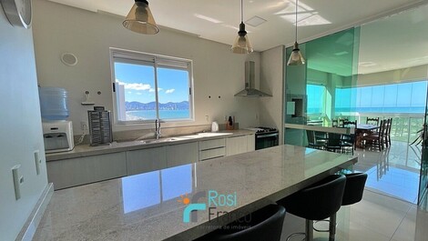 4-suite beachfront apartment in Meia Praia, SC