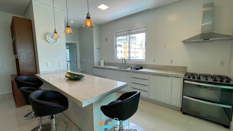 4-suite beachfront apartment in Meia Praia, SC