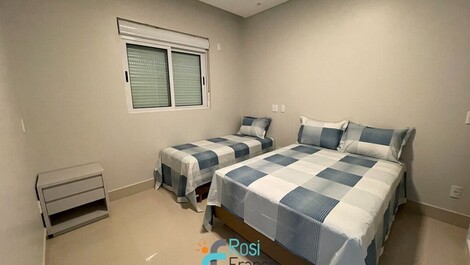 4-suite beachfront apartment in Meia Praia, SC