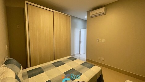 4-suite beachfront apartment in Meia Praia, SC