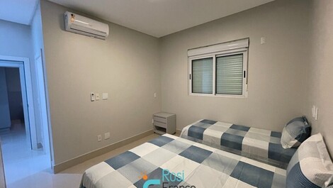 4-suite beachfront apartment in Meia Praia, SC