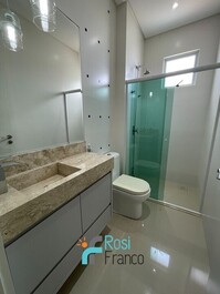 4-suite beachfront apartment in Meia Praia, SC