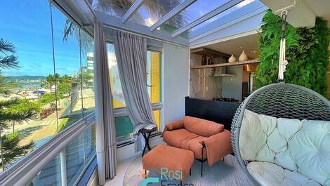 4 bedroom beachfront apartment in Meia Praia, SC