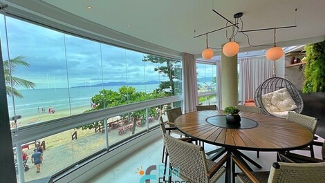 4 bedroom beachfront apartment in Meia Praia, SC