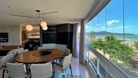 4 bedroom beachfront apartment in Meia Praia, SC