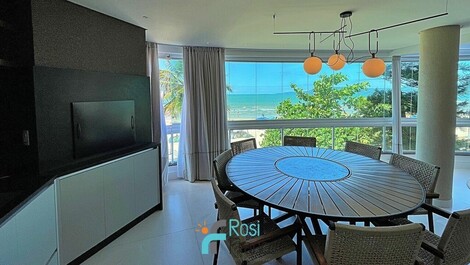 4 bedroom beachfront apartment in Meia Praia, SC