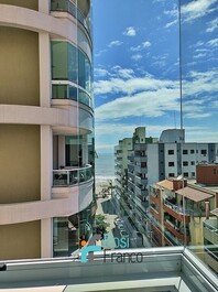 3-suite apartment on the beachfront in Meia Praia, SC