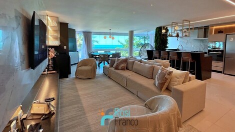 4 bedroom beachfront apartment in Meia Praia, SC