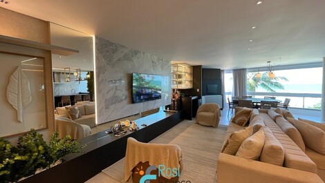 4 bedroom beachfront apartment in Meia Praia, SC