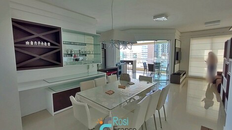 3-suite apartment on the beachfront in Meia Praia, SC