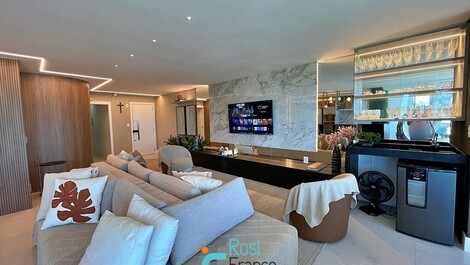 4 bedroom beachfront apartment in Meia Praia, SC