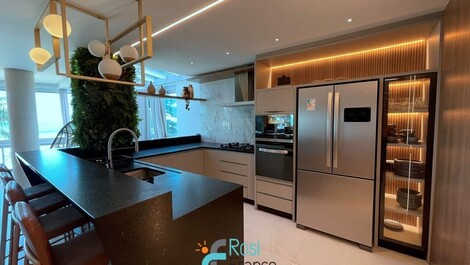 4 bedroom beachfront apartment in Meia Praia, SC