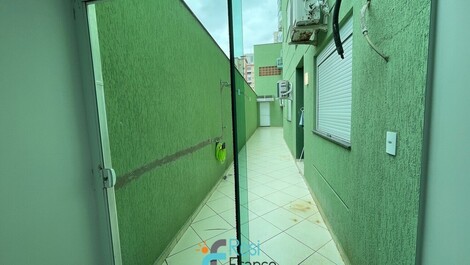 4 bedroom beachfront apartment in Meia Praia, SC