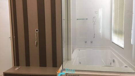 3-suite apartment on the beachfront in Meia Praia, SC