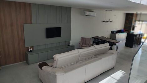Triplex con piscina climatizada + 5 aires acondicionados