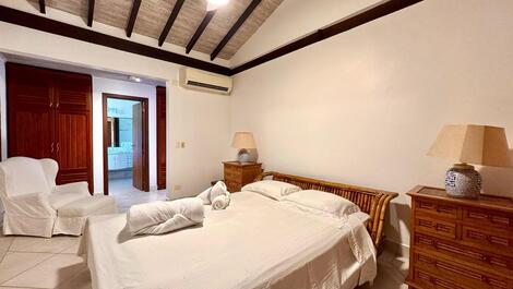 CASA SOBRE LA ARENA DE LA PLAYA DE BALEIA