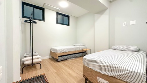 APARTAMENTO CON JARDÍN EN EL EDIFICIO PRAIA DO CANTO GRANDE CON PISCINA