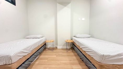 APARTAMENTO CON JARDÍN EN EL EDIFICIO PRAIA DO CANTO GRANDE CON PISCINA