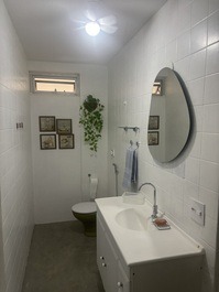 Banheiro social com box. 