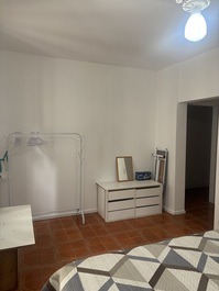 Cabideiro e gaveteiro do quarto. 