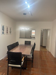 Sala de jantar com 8 cadeiras.