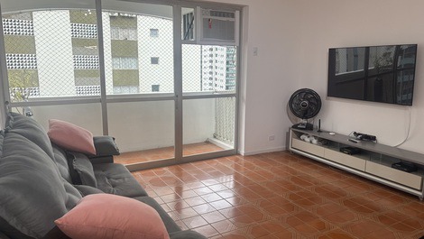 Sala de estar com sacada.