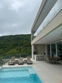 Linda casa nova, com vista para o mar um paraíso, na Praia Brava.